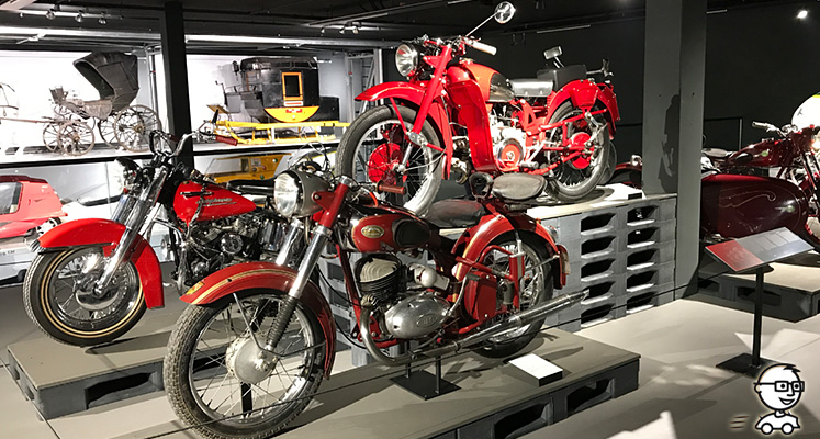 Rote Motorräder in der neuen Halle Strassenverkehr im Verkehrshaus Luzern